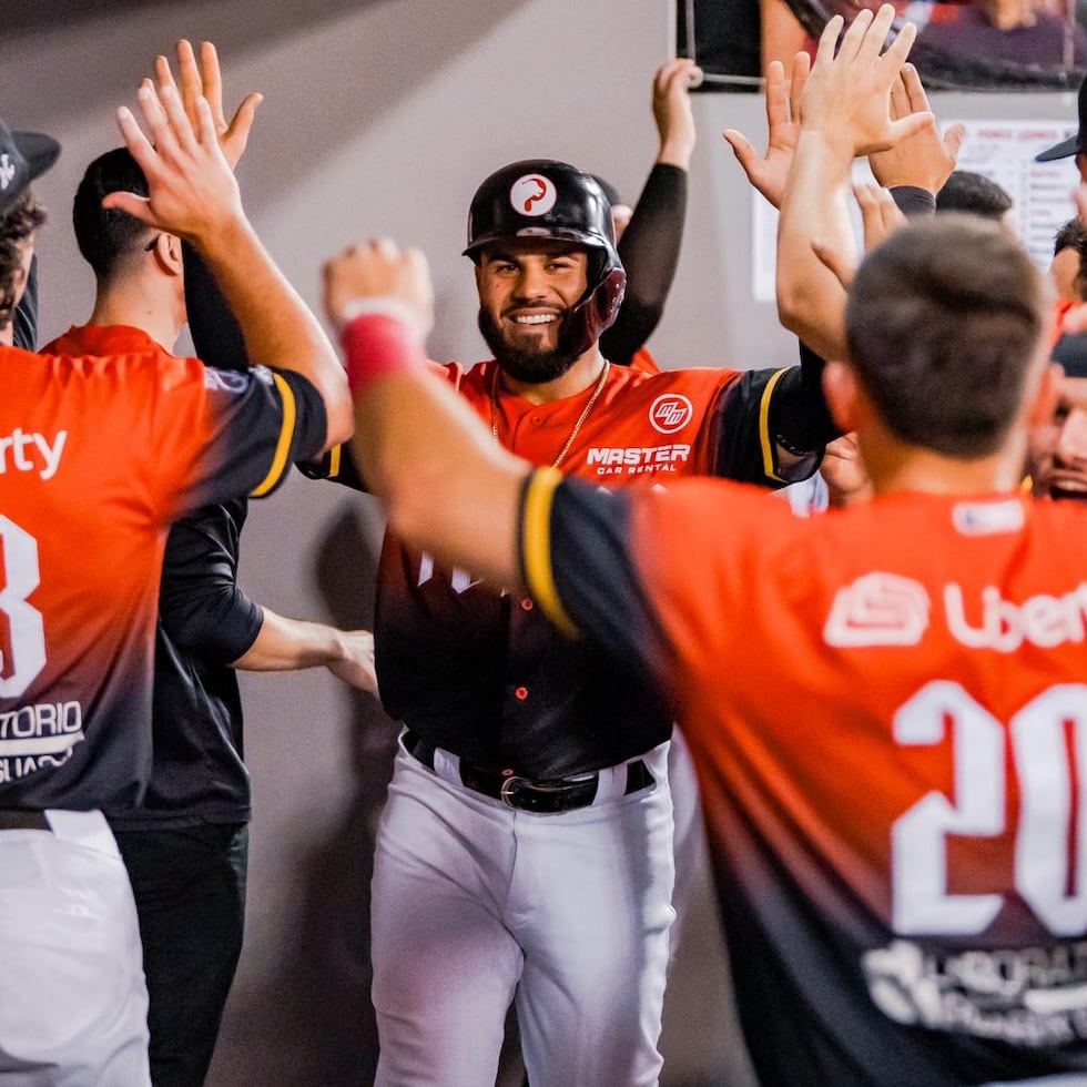 Gabriel Cancel es felicitado luego con un cuadrangular en la primera entrada.