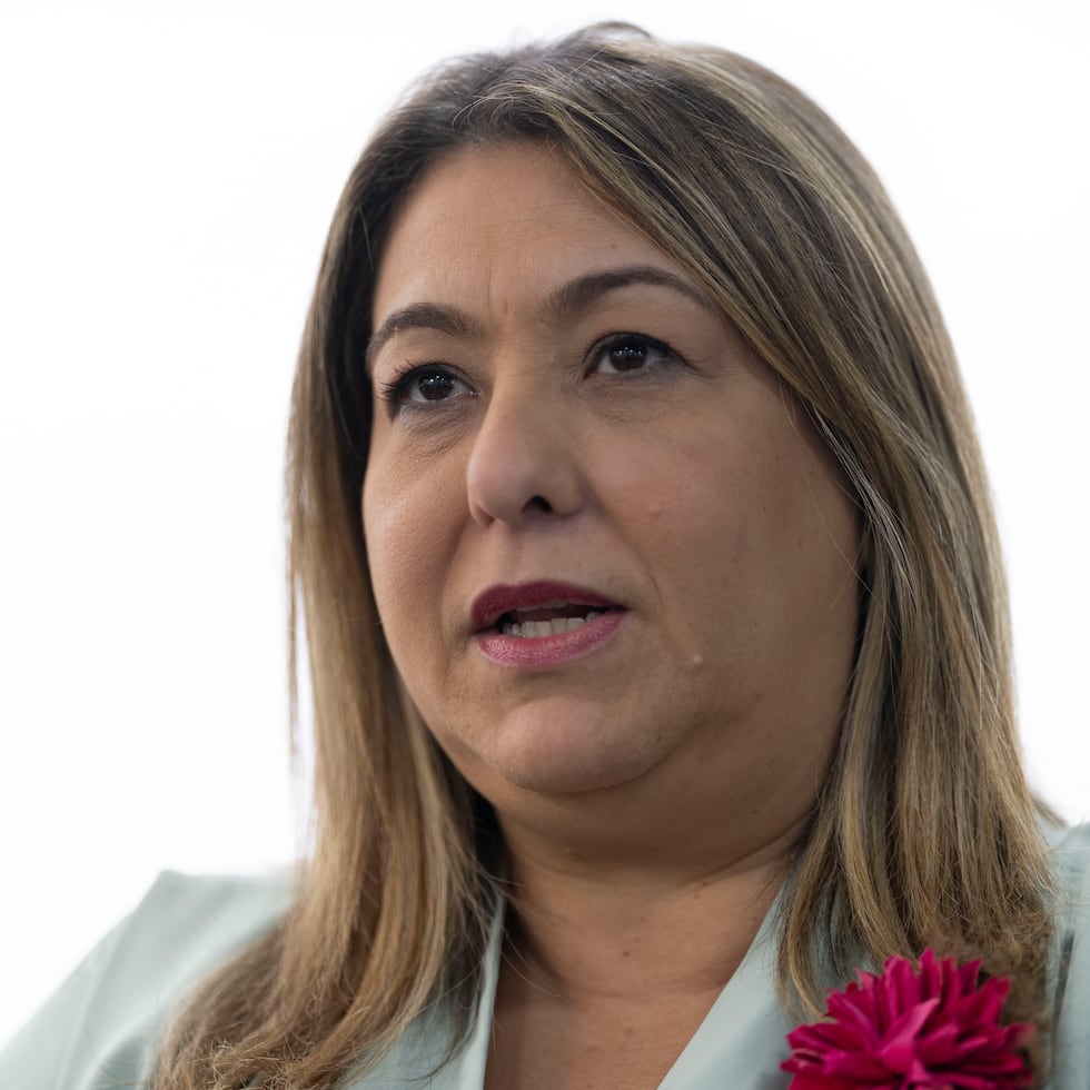 La secretaria ha negado irregularidades y ha sostenido que no existen razones para renunciar. Su derecho a defender sus actuaciones merece respeto. Sin embargo, las responsabilidades del liderazgo público trascienden la defensa individual de sus decisiones, indica Natalie Pérez.