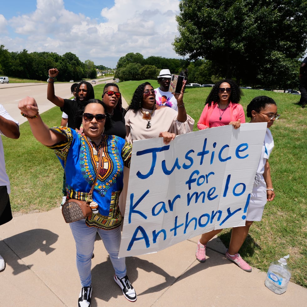 Seguidores de Karmelo Anthony se manifiestan frente al tribunal del condado de Collin en Texas.