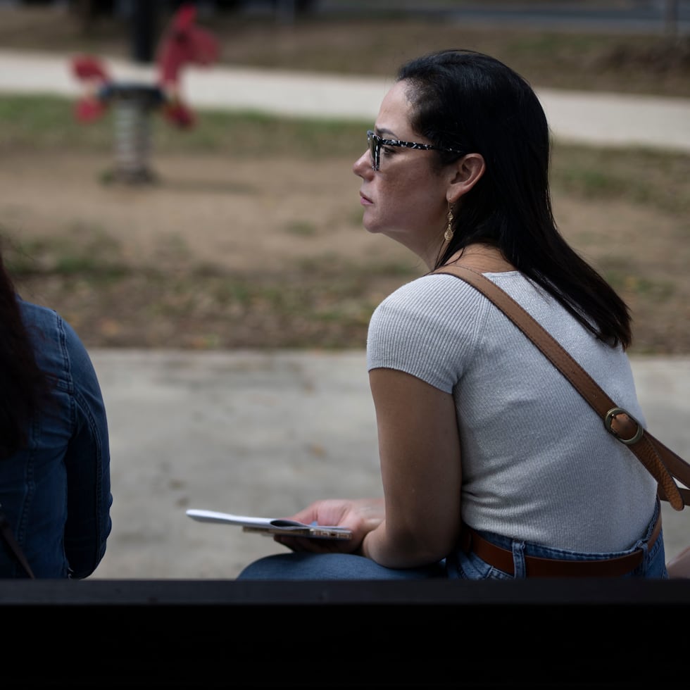 La licenciada Annette Martínez Orabona acompaña a una mujer embarazada, de nacionalidad dominicana, que tuvo que interrumpir su cita médica porque su esposo fue detenido.