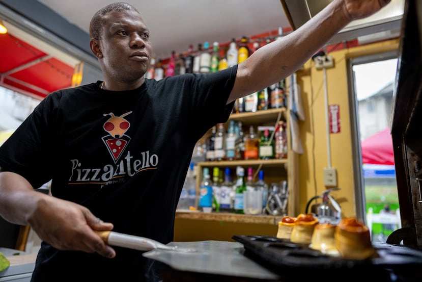 Howard Meléndez, cocinero y pizzero del restaurante, crean los “Pizzantello Flowers,” una pizza de peperoni enrollada en forma de una flor.