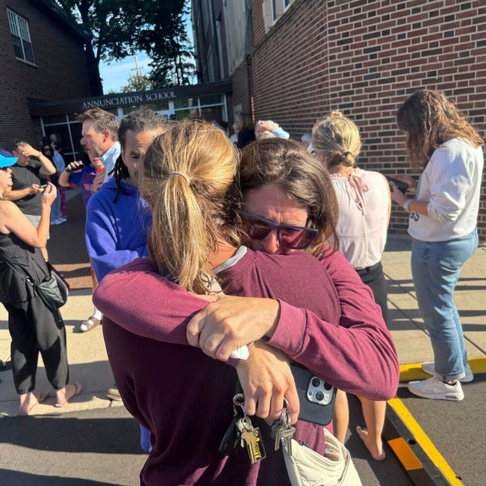 Padres esperan noticias de sus hijos después de un tiroteo reportado en la Escuela Católica de la Anunciación, el 27 de agosto de 2025 en Minneapolis. (Richard Tsong-Taatarii/Star Tribune vía AP)