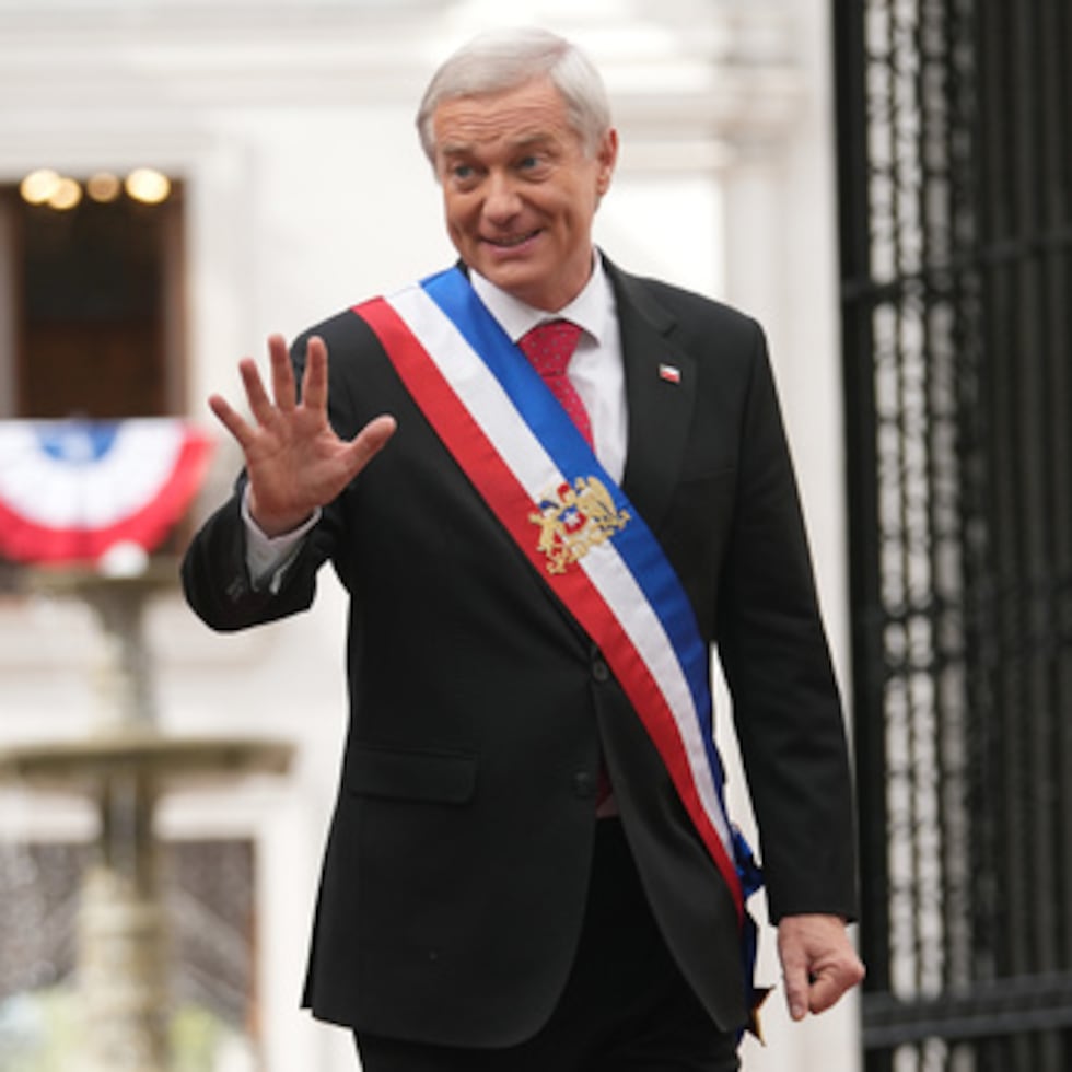 El presidente José Antonio Kast saluda en el Palacio de La Moneda un día después de su investidura en Santiago.