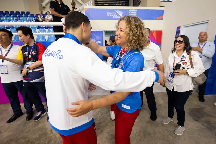 Adrián Benítez, medallista en los Juegos Centroamericanos y del Caribe Santo Domingo 2026, comparte con Sara Rosario, presidenta del Comité Olímpico de Puerto Rico (Copur).