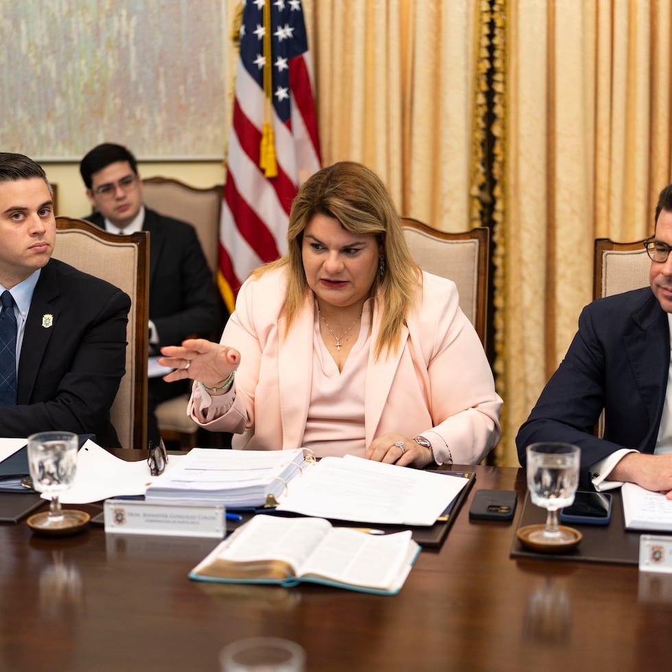 La gobernadora Jenniffer González Colón, junto a Roberto Lefranc Fortuño, subsecretario del DDEC, y Francisco Domenech, secretario de la Gobernación, se se reunió este jueves con más de 20 líderes del sector privado para discutir quién debería asumir las riendas de la agencia tras la renuncia de Sebastián Negrón Reichard y otros nueve funcionarios.