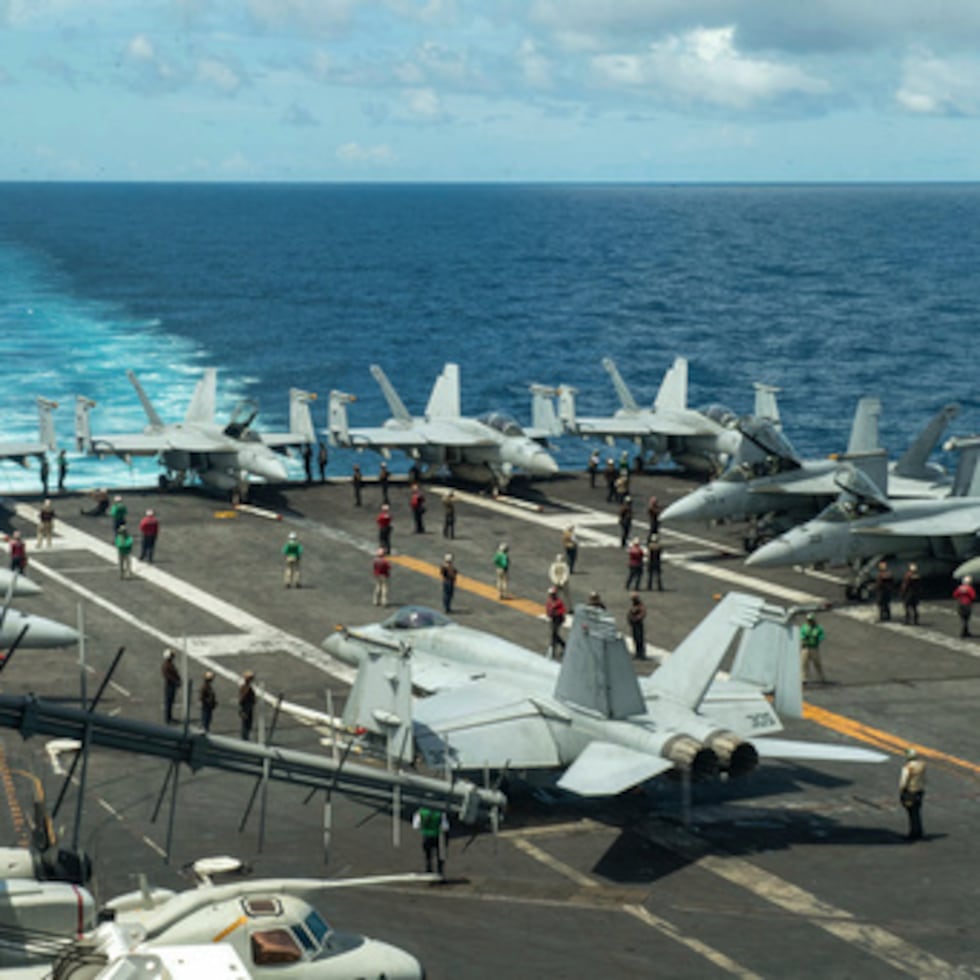 El USS Dwight D. Eisenhower, de clase Nimitz y propulsión nuclear, fue puesto en servicio en 1977.