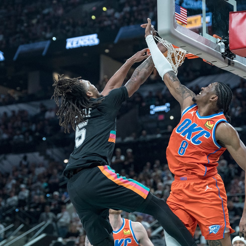 El base de los Spurs de San Antonio, Stephon Castle, clava el balón sobre Jalen Williams del Thunder de Oklahoma City.