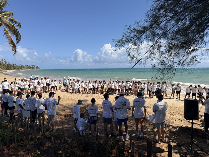Voluntarios que llegaron hasta la playa Puente Herrera.
