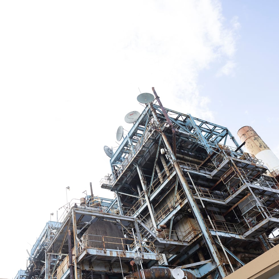 Luma Energy es la encargada del sistema de transmisión y distribución de energía eléctrica del país, mientras que Genera PR se le delegó la administración del sistema de generación.