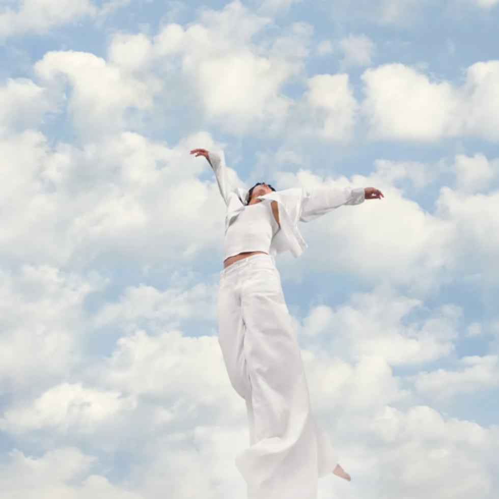 Cloud Dancer es el color del año.