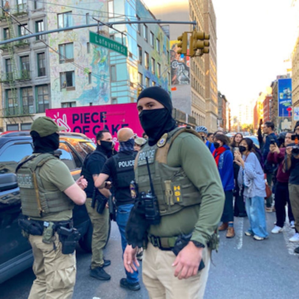Agentes federales realizan operativo de inmigración en Chinatown, Nueva York. Protestas en el área.