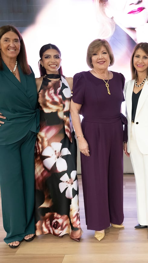 Las mujeres reconocidas por Magacín entre 2023 y 2025 volvieron a encontrarse para compartir sus proyectos, experiencias y nuevas alianzas. En la foto, Maricarmen "Tuti" Bou, Paola Rivera, Gloria Viscasillas, Maritza Abadía, Deborah Maldonado, Deborah Martorell y Mónica Monserrate.