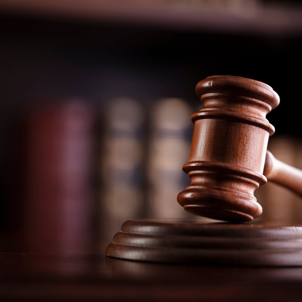 La demanda en contra de la legislación fue presentada en 2023 por la Asociación de Destiladores Aficionados y cuatro de sus miembros, que buscan el derecho a destilar alcohol en sus propios hogares.