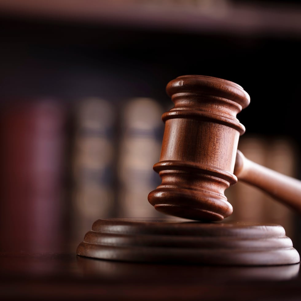 La Fiscalía de Bayamón formuló 17 cargos contra cuatro individuos, mientras que la Fiscalía de Arecibo sometió nueve cargos contra tres personas.