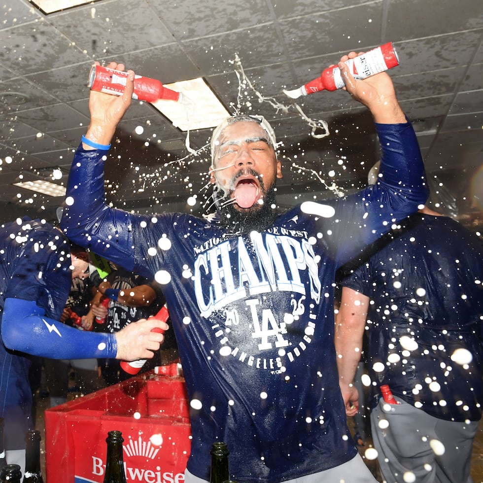 El jardinero dominicano Teoscar Hernández celebra bañándose en cervezas el campeonato divisional de los Dodgers