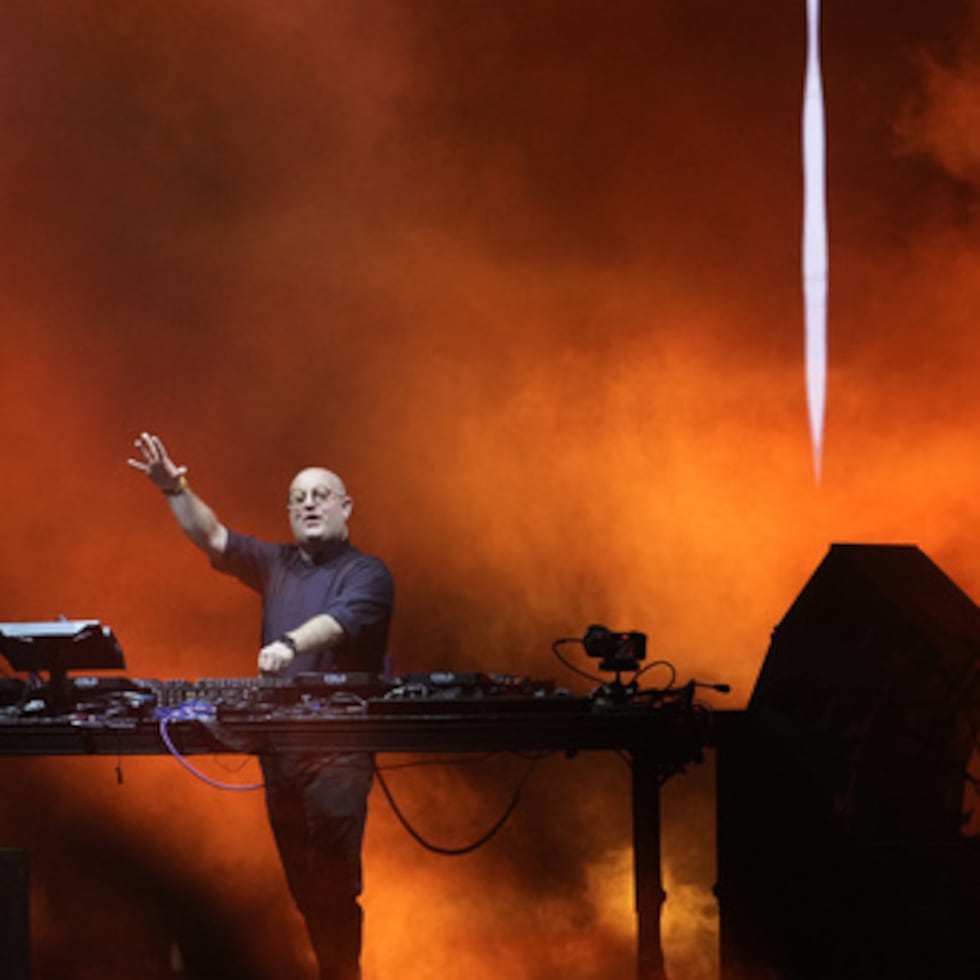 El padre Guilherme, un sacerdote católico portugués, ofrece una sesión de DJ al aire libre en la Plaza de Mayo, en Buenos Aires.