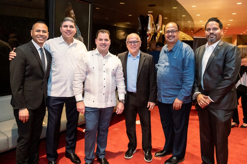 De izquierda a derecha, Luis Rodríguez, presidente de WIPR; Eddie Charbonnier, representante; Jetppeht Pérez de Corcho Morgado, gerente general del CBA; Edward Moreno, secretario de la Junta de Directores del Instituto de Cultura Puertorriqueña y Carlos A. Rubio, presidente; y Juan Machicote.