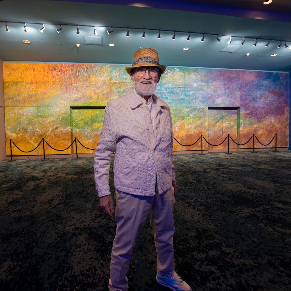 El mural, ubicado en El Conquistador Resort en Fajardo, es una pieza inspirada en un libro que escribió.