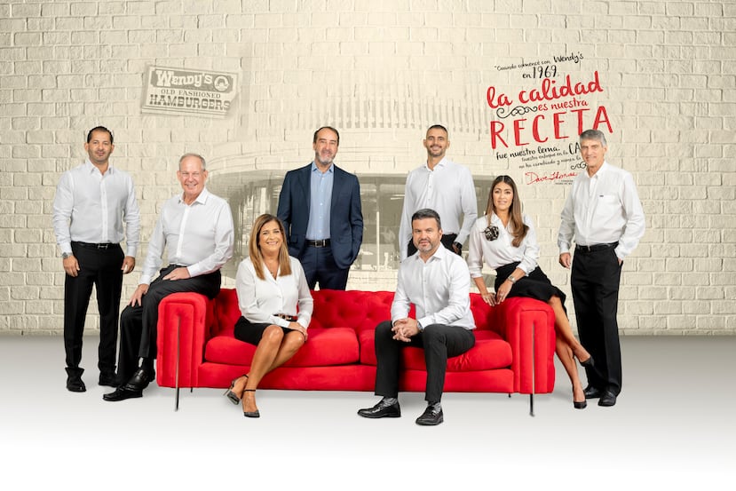 De pie:
Javier Márquez – Vicepresidente de Bienes Raíces y Manejo de Desarrollo
Mike Snoddy – Principal Oficial de Operaciones (COO)
Jorge Colón Gerena – Presidente y CEO
Ramón Vázquez Tous – Principal Ejecutivo de Tecnologías (CTO)
Carlos Trigo – Vicepresidente de Compras
Sentados:
Ana Figueroa – Principal Ejecutiva de Recursos Humanos (CPO)
José Salvatella – Principal Oficial de Finanzas (CFO)
Lizmarie Medina – Principal Oficial de Mercadeo (CMO)