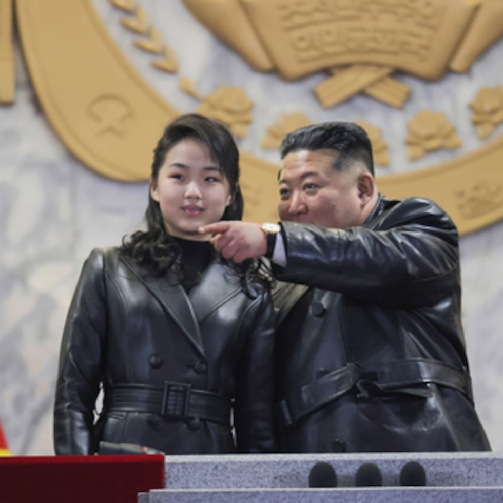 El líder norcoreano Kim Jong Un asiste a un desfile con su hija en Pyongyang.