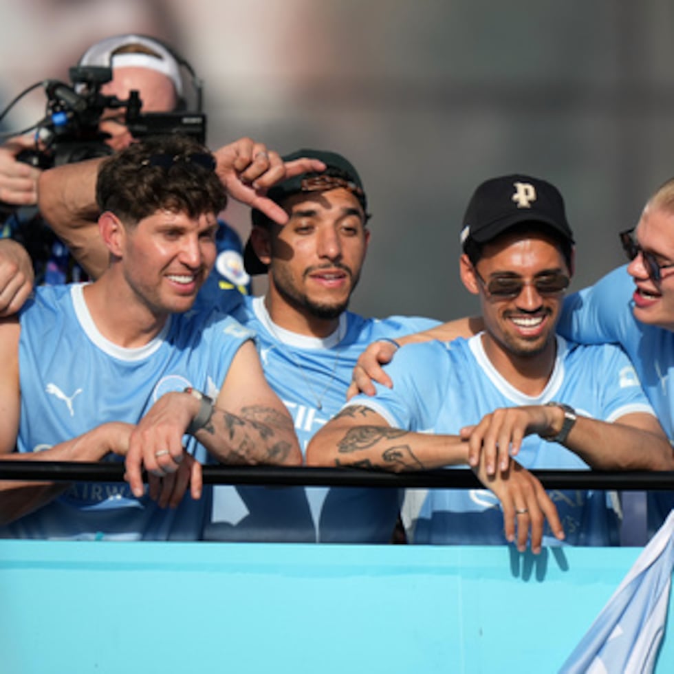 El capitán Erling Haaland (derecha) celebra con sus compañeros en un desfile de los equipos de hombres y mujeres del Manchester City.