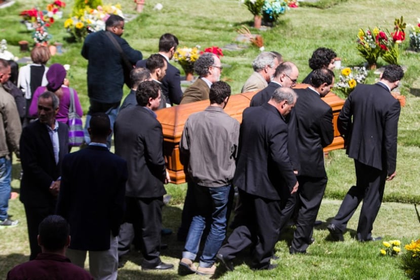 Un grupo de hombres cargó el féretro de Mónica Spear, al llegar al cementerio donde fue enterrada junto a su exesposo, Henry Thomas Berry. (EFE)