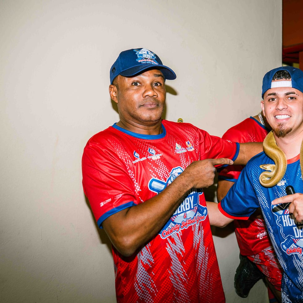 Félix "Tito" Trinidad posa junto a José “Gongo” Morales, conocido en las redes sociales por atrapar reptiles.