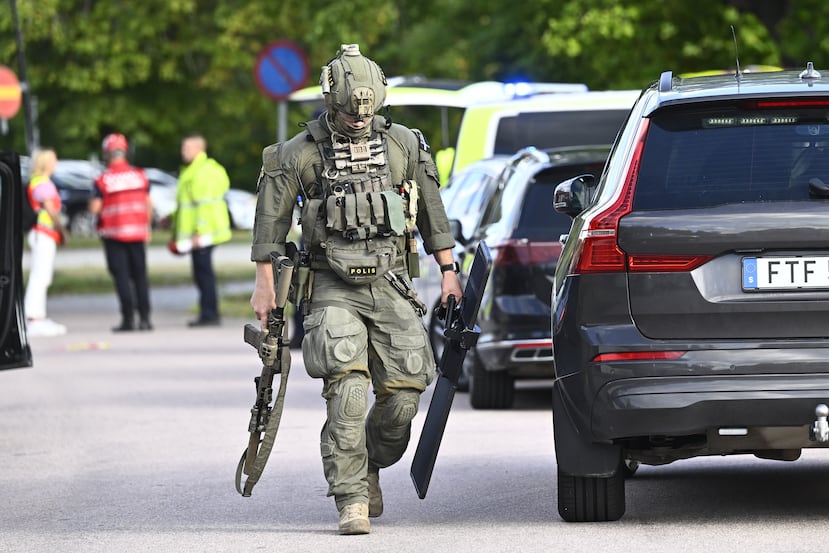 Policías y personal de emergencia en las afueras de Brinellskolan durante una importante intervención de emergencia tras un incidente en el que un hombre armado con una espada hirió presuntamente a varias personas en la escuela de Fagersta, Suecia, el viernes 21 de agosto de 2026. (Fredrik Sandberg/TT News Agency vía AP)