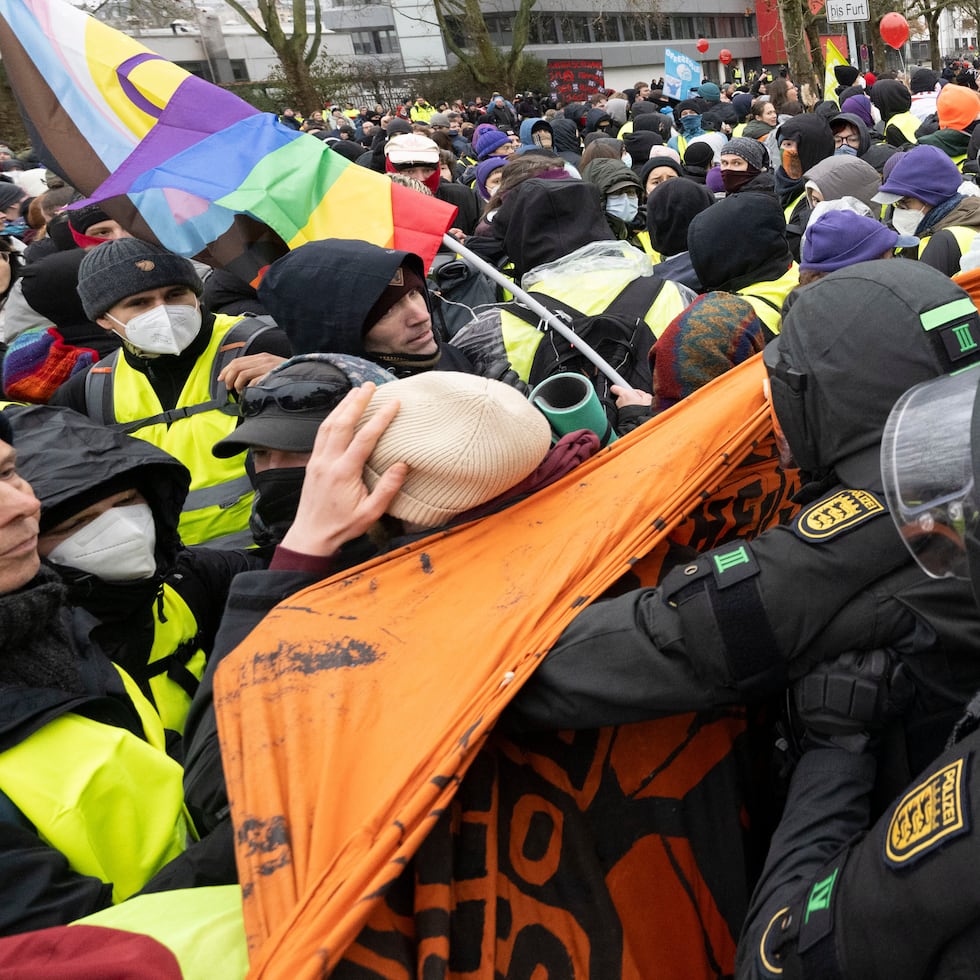 Policías y manifestantes se enfrentan en Giessen, Alemania, el sábado 29 de noviembre de 2025, cuando la nueva organización juvenil de ultraderecha Alternativa para Alemania se prepara para inaugurar su convención fundacional.