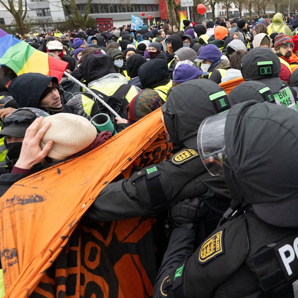 El AfD se fundó el 6 de febrero de 2013. Su ascenso a la prominencia se debe a la crisis migratoria de 2015, en la que aproximadamente 865,000 refugiados llegaron a Alemania, escribe José Guzmán. En la foto una protesta contra el partido.