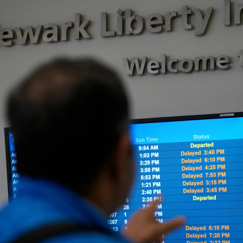 La FAA, por su parte, dijo a los medios locales que la tripulación de ese vuelo reportó humo en la cabina tras aterrizar, y los pasajeros del avión tuvieron que ser evacuados con toboganes.