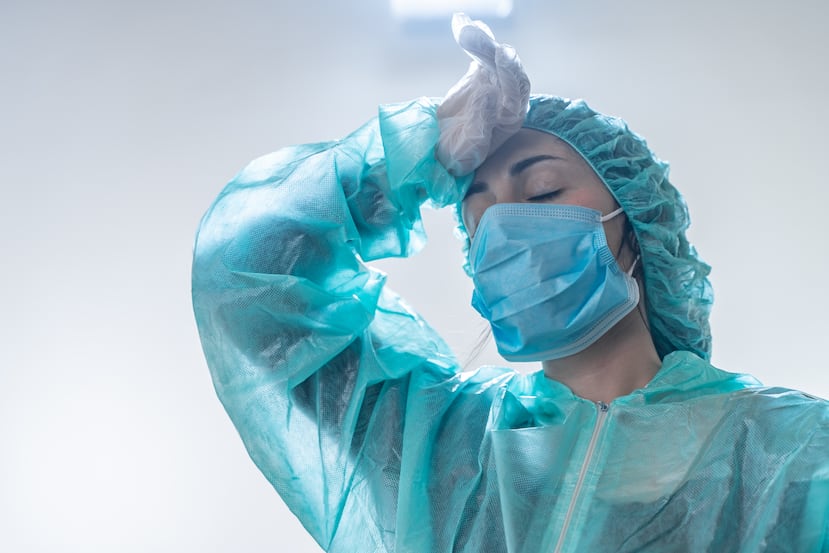 Una enfermera cansada.