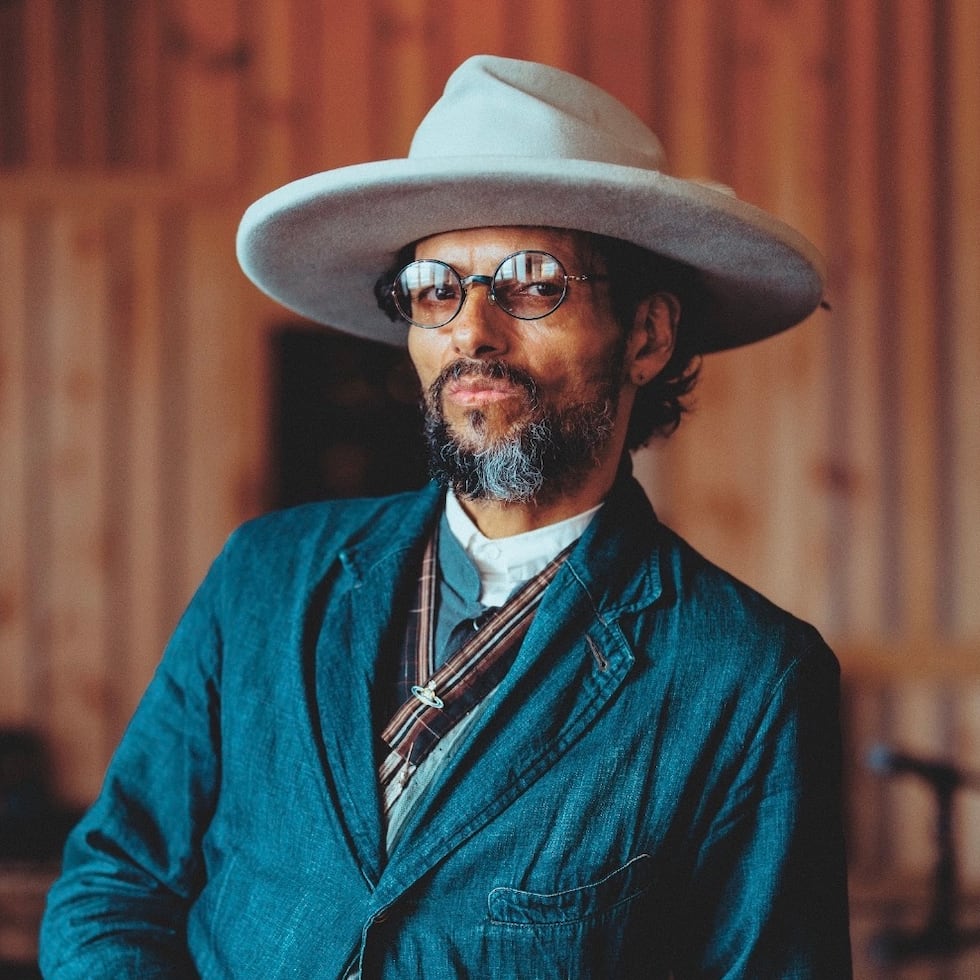 “Colores del ayer" es el segundo sencillo y video de su nuevo álbum, "Olas de Luz".