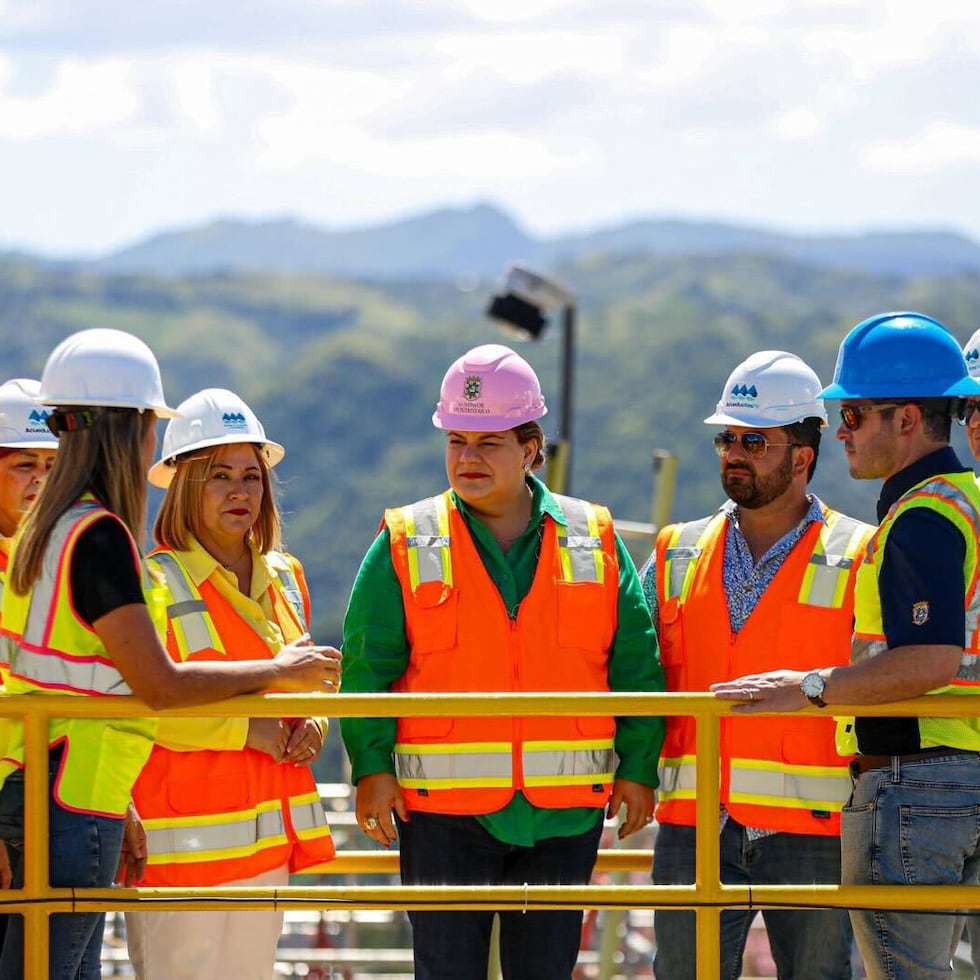 La gobernadora Jenniffer González junto a la alcaldesa de Morovis, Camen Maldonado, inspeccionan trabajos de rehabilitación en la Planta de Filtración de Morovis Sur de la AAA.