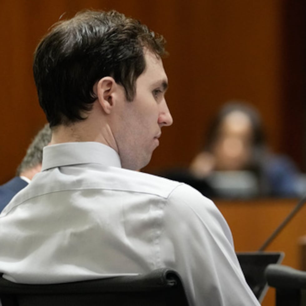 Tyler Robinson está acusado de delitos que incluyen asesinato agravado y aún no se ha pronunciado sobre los cargos que se le imputan.