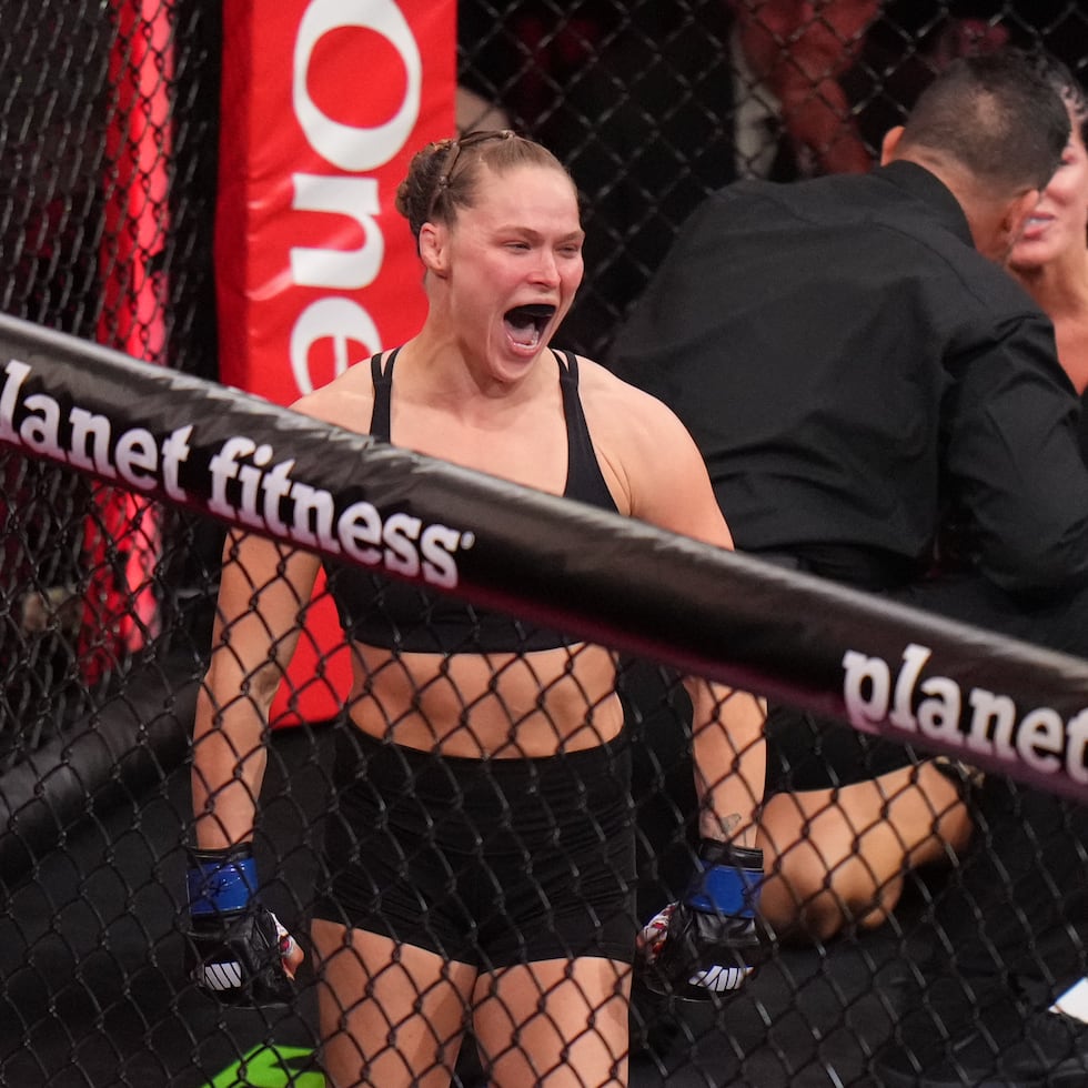 Ronda Rousey celebra luego de vencer en segundos a Gina Carano.