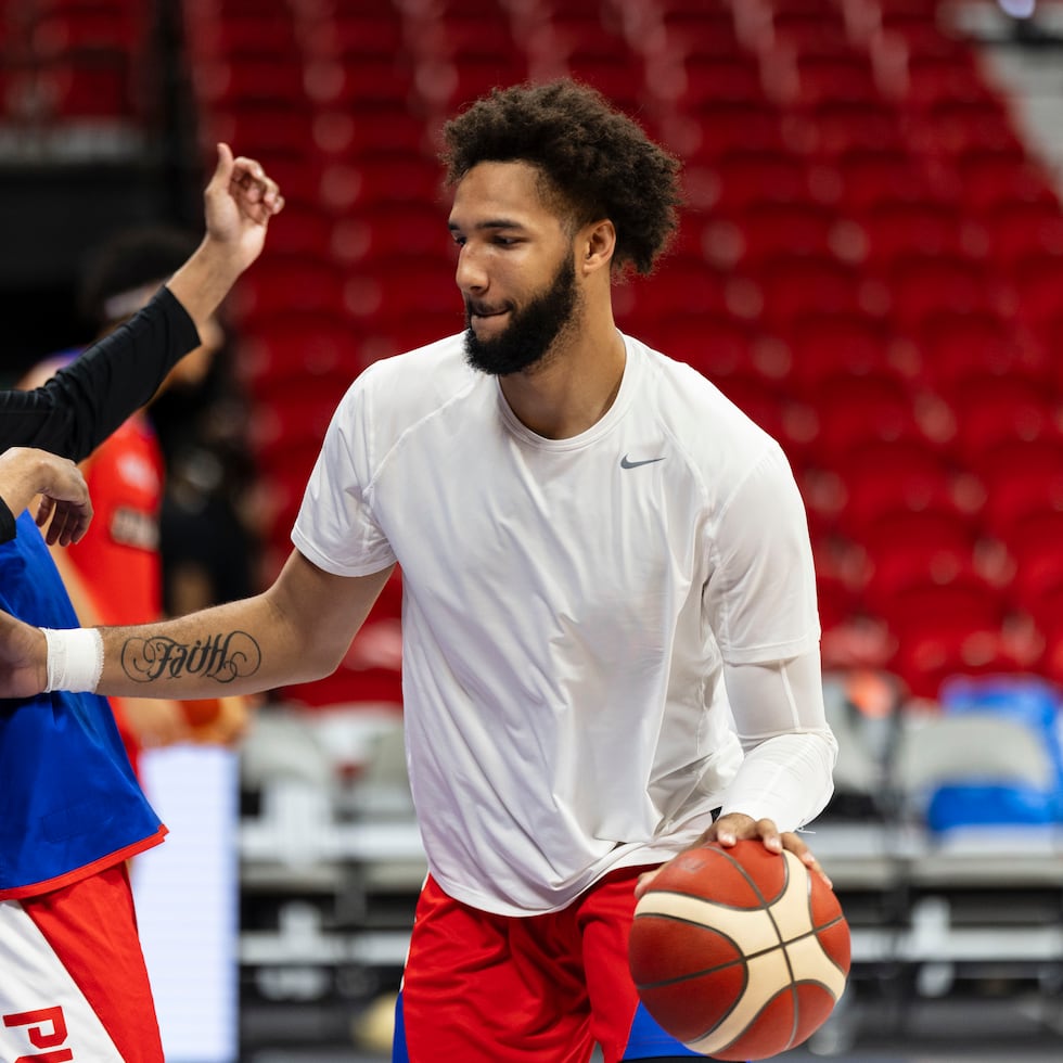 George Conditt IV, con el balón ante Stephen Thompson, regresa a la escuadra boricua, luego de perderse la pasada ventana.