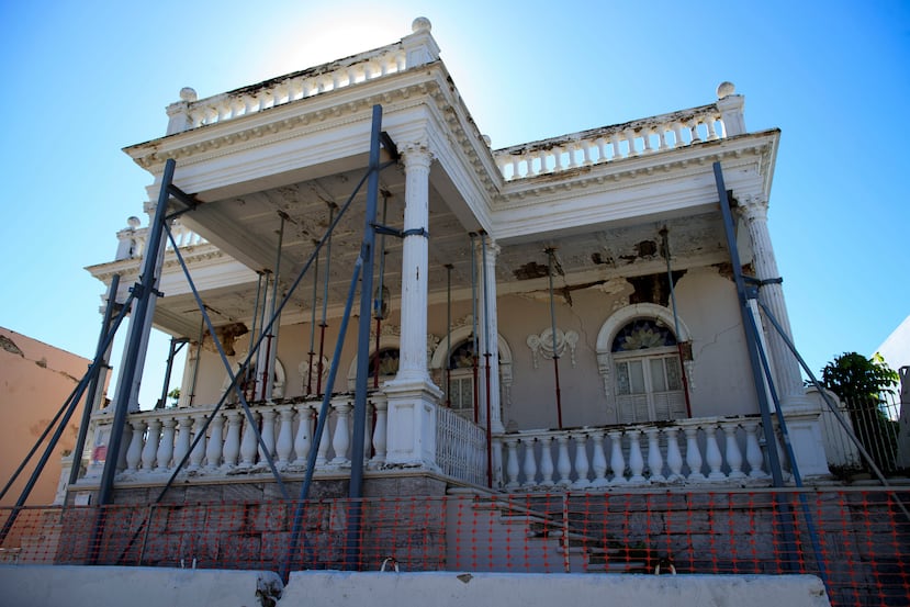 Esta residencia histórica en la calle Reina de Ponce fue clausurada tras el terremoto. Algunas de las labores de conservación conllevaron ubicar andamios que soportaran parte de la estructura.