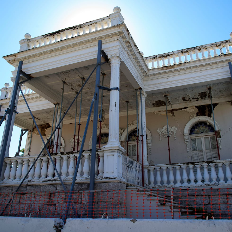 Esta residencia histórica, en la calle Reina de Ponce, fue clausurada tras los terremotos. Algunas de las labores de conservación conllevaron ubicar andamios que soportaran parte de la estructura.