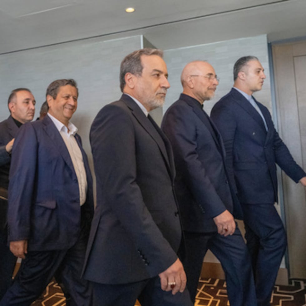 El ministro de Asuntos Exteriores iraní, Seyyed Abbas Araghchi, tercero por la derecha, y el presidente del Parlamento Islámico de Irán, Mohammed Bagher Ghalibaf, segundo por la derecha, caminan junto a la delegación iraní en la llamada Cumbre del Lago de Lucerna.