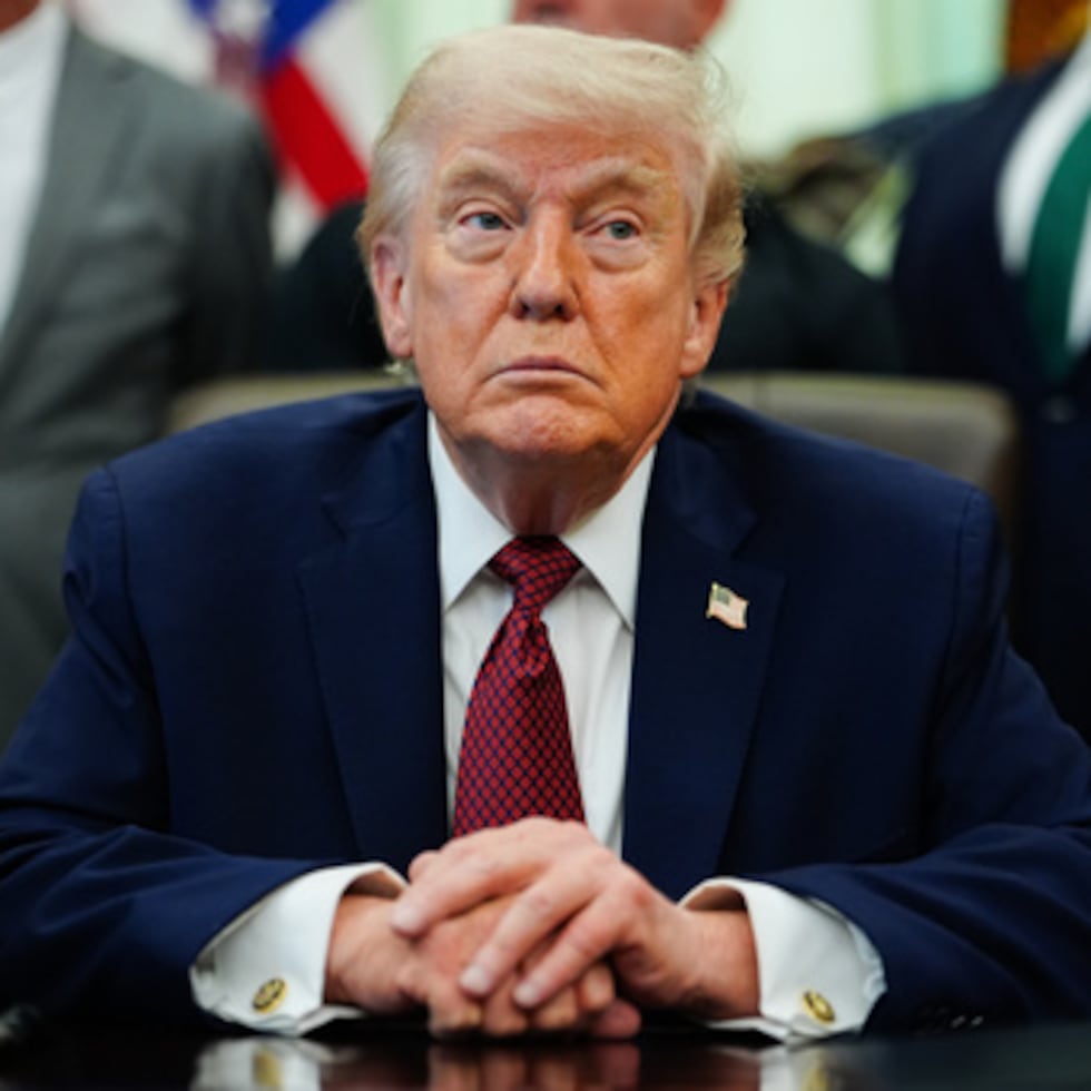 El presidente Donald Trump acusó a Irán de violar el acuerdo de alto el fuego al disparar balas el sábado en el estrecho de Ormuz.