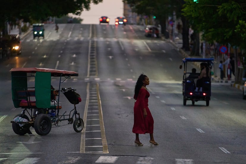 Una mujer cruza una avenida en La Habana, el miércoles 15 de abril de 2026. (AP Foto/Ramón Espinosa)