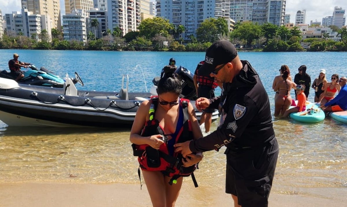 Rescatan a una turista arrastrada por la corriente marina en playa del Condado