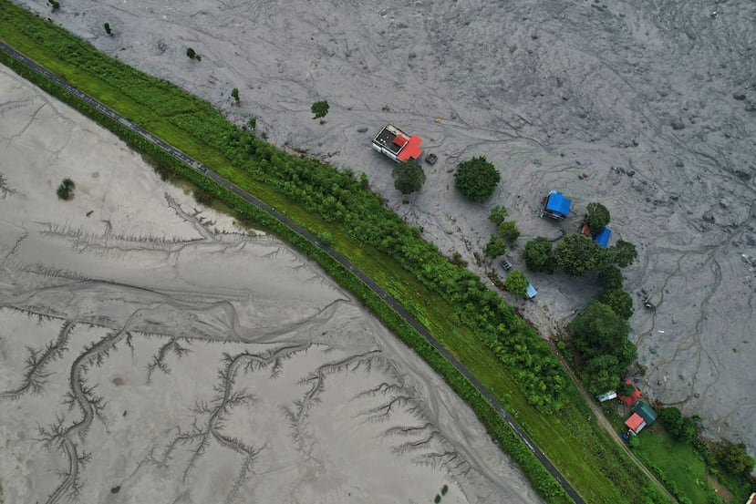 Una vista desde un dron muestra un tramo importante de la carretera Pasang Lhamu arrasado junto al crecido río Trishuli por las recientes inundaciones repentinas en Nepal.