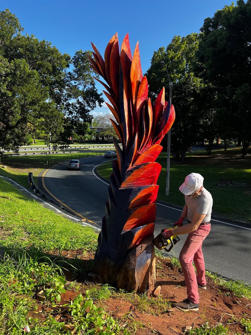 El artista Bolek Ryzinski fue el encargado de una obra tallada en caobo realizada en los predios del Parque Central en San Juan.