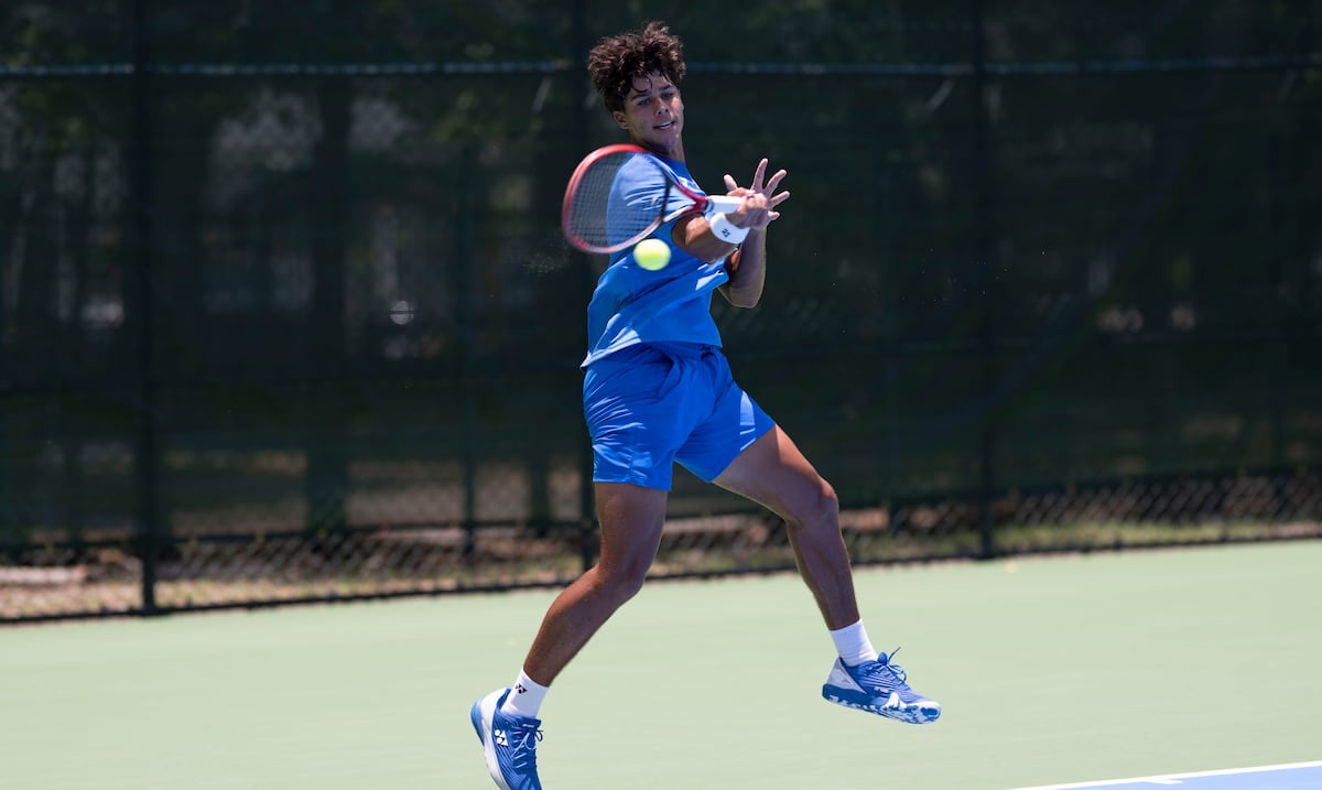 El juvenil tenista Yannik Álvarez arrasa en 54 minutos y avanza a cuartos de final en Santo Domingo 2026