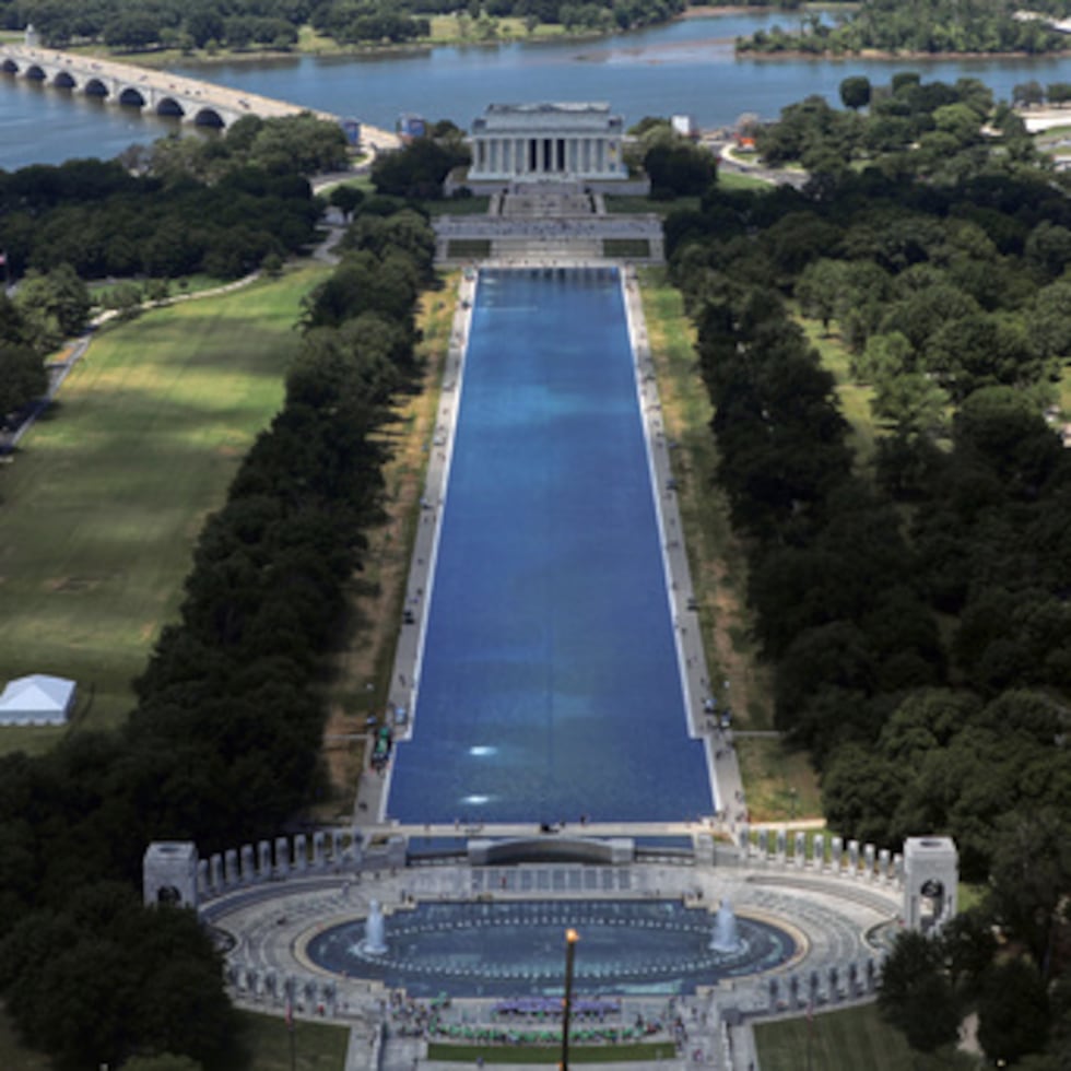 El Monumento a Lincoln y el Estanque Reflectivo se ven desde el Monumento a Washington.