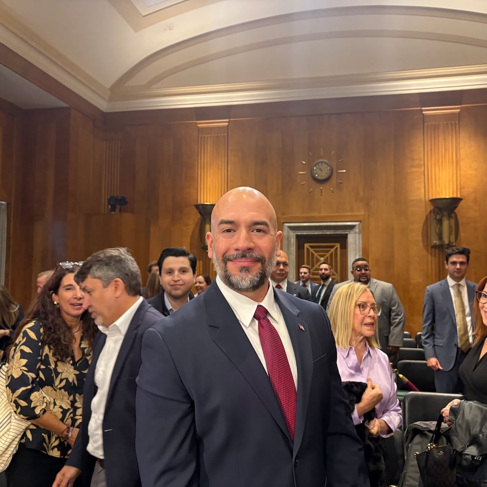 Sobre estas líneas, el puertorriqueño Mark Abreu tras testificar ante el Comité de Relaciones Exteriores sobre su nombramiento como embajador de Estados Unidos en El Salvador.