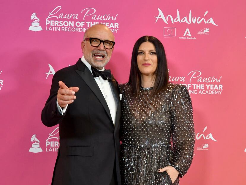 La cantante Laura Pausini y el CEO de los Latin Grammy, Manuel Abud, posan en la alfombra roja este miércoles, durante el evento de la Academia Latina de la Grabación Persona del Año, en Sevilla. La italiana Laura Pausini vuelve a centrar este miércoles la atención de los Latin Grammy con el homenaje de la industria musical en español como Persona del Año, durante la jornada previa a la celebración de la gala anual. EFE/ Raúl Caro
