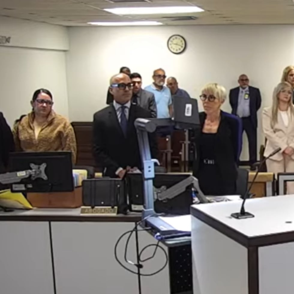 La acusada Elvia Cabrera, junto a sus abogados, en el juicio en su contra por el asesinato de Gabriela Nicole Pratts.